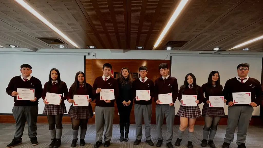 El evento culminó con la entrega de diplomas de reconocimiento a los 75 egresados que completaron exitosamente sus respectivas horas de formación.