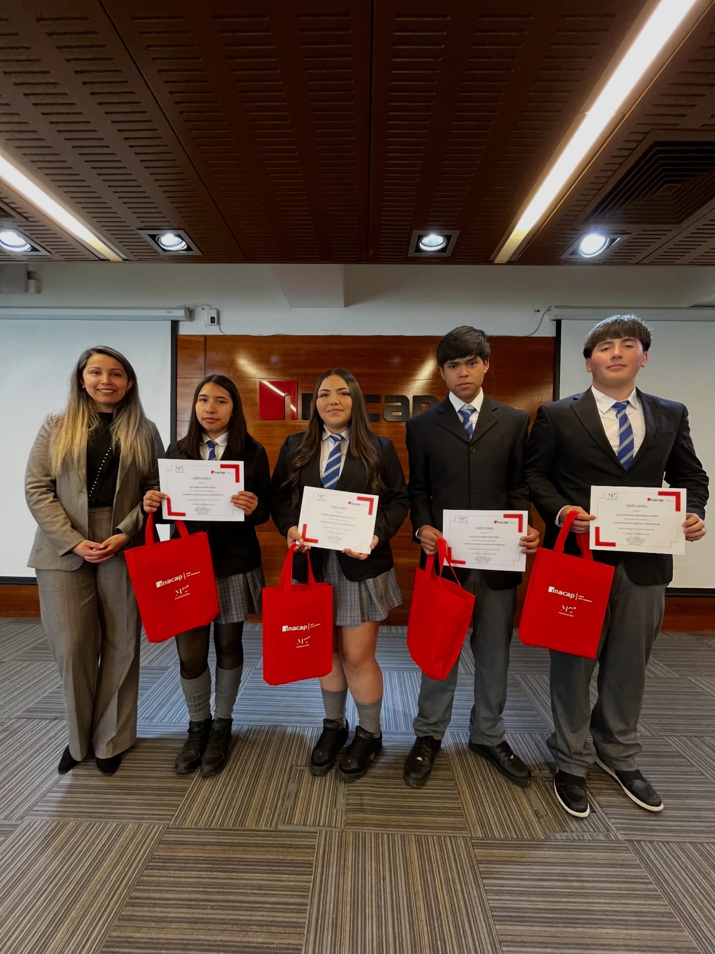 El programa culminó con la entrega de diplomas a los 22 estudiantes participantes, reconociendo su asistencia, compromiso y aprobación satisfactoria del proceso formativo. / INACAP Los Ángeles