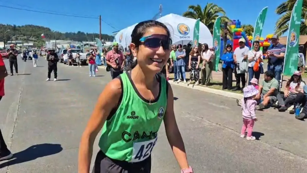 Johanna Rivas, una de las grandes protagonistas del CAMLA en el Itaú Maratón de Viña, celebra su destacado segundo lugar en la media maratón, La Tribuna