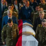 El jefe de Estado acompañó el traslado del féretro tras la ceremonia, en la que planteó que las medidas legales deben ir acompañadas de un mejor trato entre ciudadanos y uniformados., @Oficina_Pdte