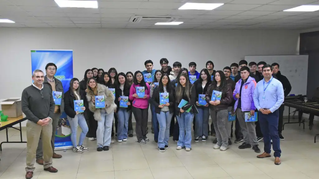 Integrantes de Coopelan junto a docentes y alumnos de la Universidad Santo Tomás durante la presentación sobre la distribución eléctrica y la gestión cooperativa en la provincia del Biobío.