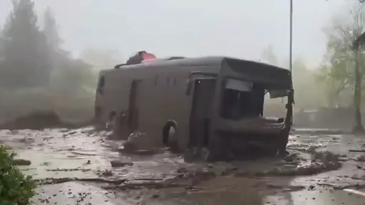 Aluvión arrastra vehículos y bus en San Carlos de Apoquindo