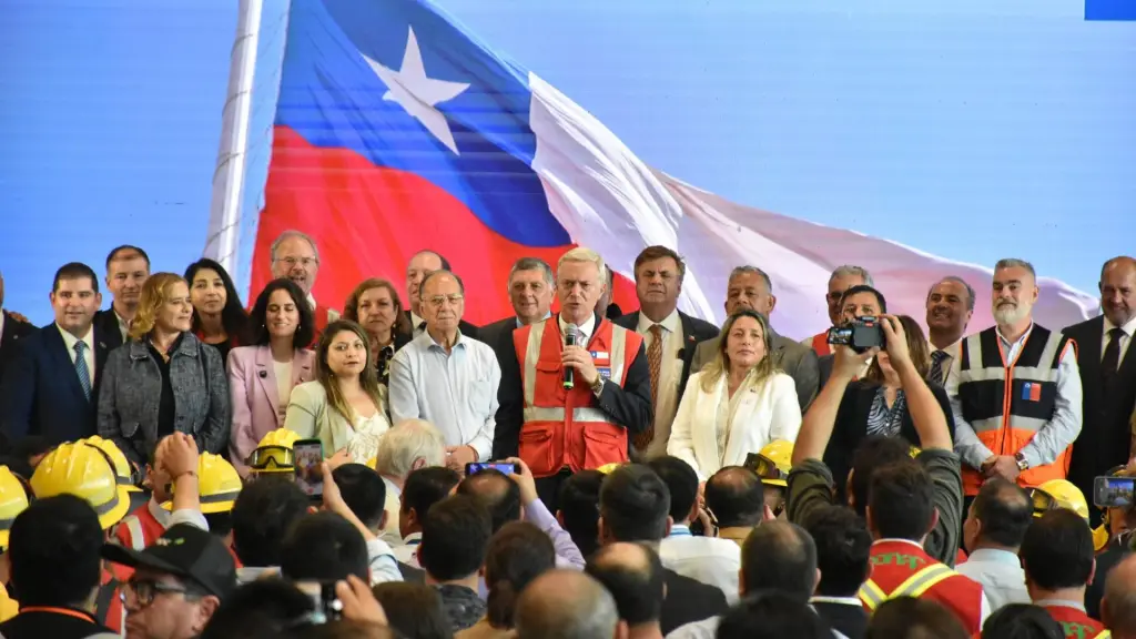 Autoridades, brigadistas y representantes de CMPC participaron en la fotografía de cierre de la presentación del plan de prevención y combate de incendios 2026-2027 en Los Ángeles., Fredy Muñoz | La Tribuna