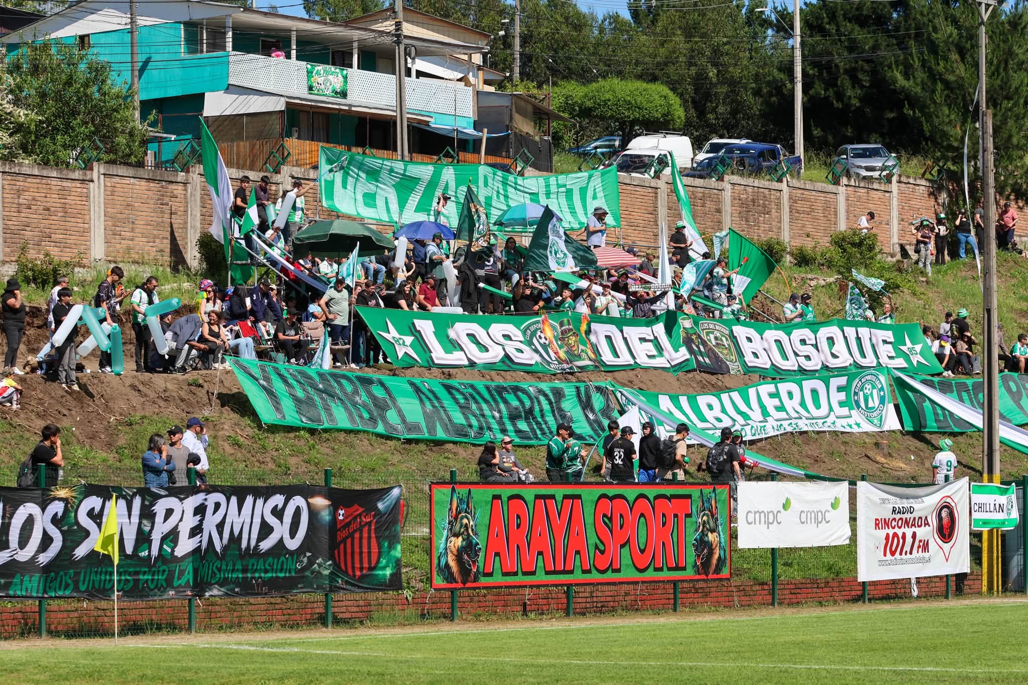 Desde el borde de la cancha, los lienzos marcaban un claro respaldo hacia el conjunto local / Manuel Ignacio Carbullanca