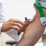La sífilis puede ser detectada a través de un examen de sangre., Freepik