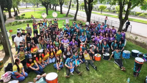 Bloco Biobío: música y comunidad en siete batucadas que acompañarán los carros alegóricos en Los Ángeles