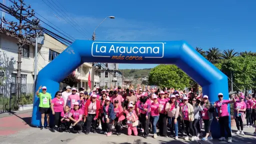 Más de 300 personas corrieron por la prevención del cáncer de mama en Lebu