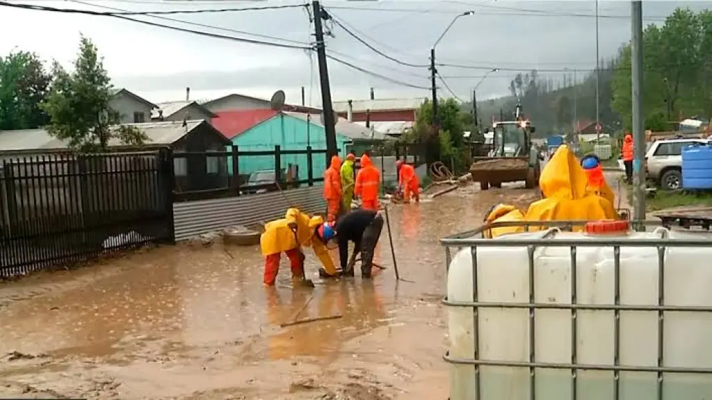Más de 70 centímetros de barro se acumularon en la calle Juan Lagos, en el sector rural de Juan Riquelme, en Concepción. , Mega