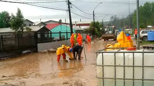 Aluvión afecta al sector Juan Riquelme en Concepción: barro ingresó a viviendas
