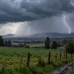 Las lluvias intensas y las tormentas eléctricas pueden generar riesgos en zonas rurales, como anegamientos y daños en la actividad agrícola., Imagen de contexto generada con IA