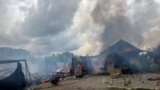 AHORA: Incendio dejó una vivienda completamente destruida en Los Ángeles