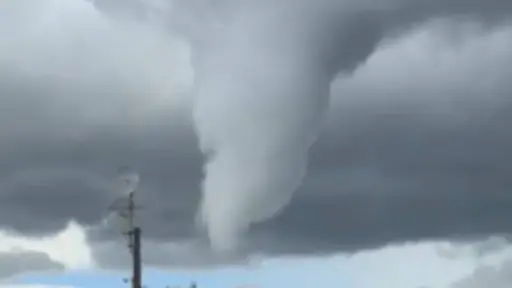 Captan nube embudo en la región del Maule: reportan viviendas dañadas y caída de árboles 