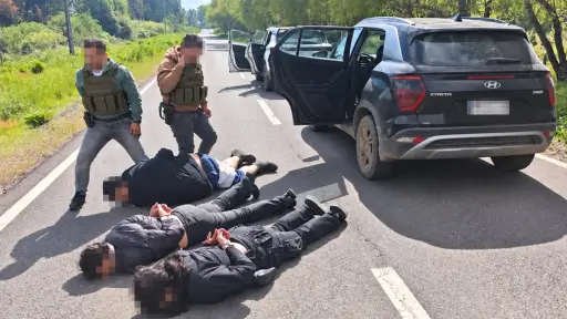Recuperan vehículo robado y detienen a tres personas: hay droga incauta y municiones en Santa Bárbara