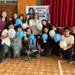 Maximiliano junto a estudiantes del octavo B del Colegio San Gabriel durante la jornada de difusión de su campaña., Nicolás Maureira | La Tribuna