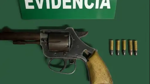 Arrestan a hombre con orden pendiente y recuperan vehículo robado en Los Ángeles