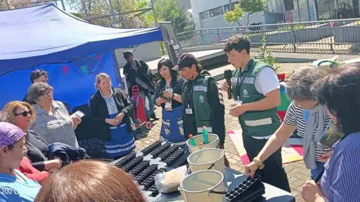 Agricultura y cosmovisión mapuche: Estudiantes de Ingeniería Agrícola lideran taller de almácigos en Trafkintu de Los Ángeles