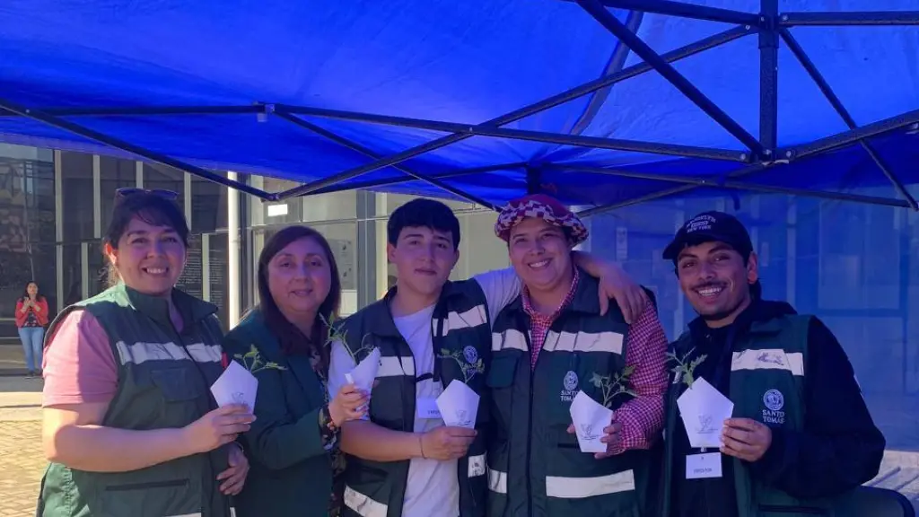 Agricultura y cosmovisión mapuche: Estudiantes de Ingeniería Agrícola lideran taller de almácigos en Trafkintu de Los Ángeles | Santo Tomás Los Ángeles